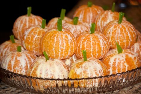 Bolling With 5: Lil' Pumpkins Made From Oranges Clementine Pumpkins, Orange Peal, Class Snacks, Pumpkin Coach, Orange Peeler, How To Make Orange, House Smell Good, Cute Snacks, Mini Pumpkins