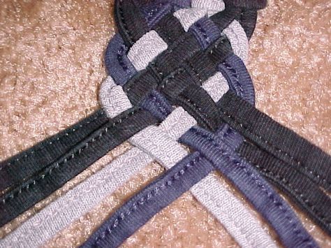 8 string braid tutorial - do this with scrap denim / worn out kids clothes to make bracelets, belts... Återvinna Jeans, Denim Projects, Diy Vetement, Lv Bags, Braid Tutorial, Denim Wear, Denim Crafts, Old Jeans, Crafty Craft