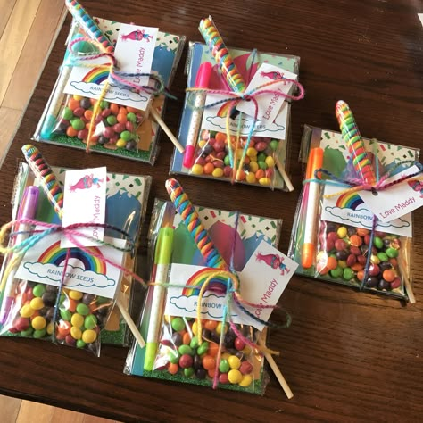 Skittles Rainbow, Rainbow Lollipops, Trolls Party, Trolls Birthday Party, Troll Party, Sewing Easy, Party Favors For Kids Birthday, Rainbow Birthday Party, Easter Decorations Dollar Store