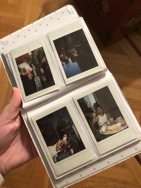 Picture Album Aesthetic, Polaroid Scrapbook Ideas, Photo Album Aesthetic, Polaroid Scrapbook, Polaroid Book, Polaroid Album, Photo Polaroid, Album Aesthetic, Art Carton