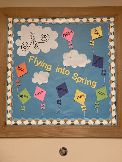 May Theme Bulletin Boards, April Infant Bulletin Boards, April Cubby Tags, May Board Ideas Preschool, April Bulletin Board Ideas For Toddlers, Spring Boards For Toddlers, Spring Infant Bulletin Board Ideas, Spring Daycare Door Ideas, Toddler Room Bulletin Board Ideas