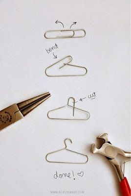 Cómo hacer mini ganchos de ropa de adorno con clips ~ Solountip.com Accessoires Barbie, Doll Furniture Diy, Diy Barbie Furniture, Doll House Plans, Seni Dan Kraf, Album Diy, Kraf Diy, Barbie Diy, Miniature Diy