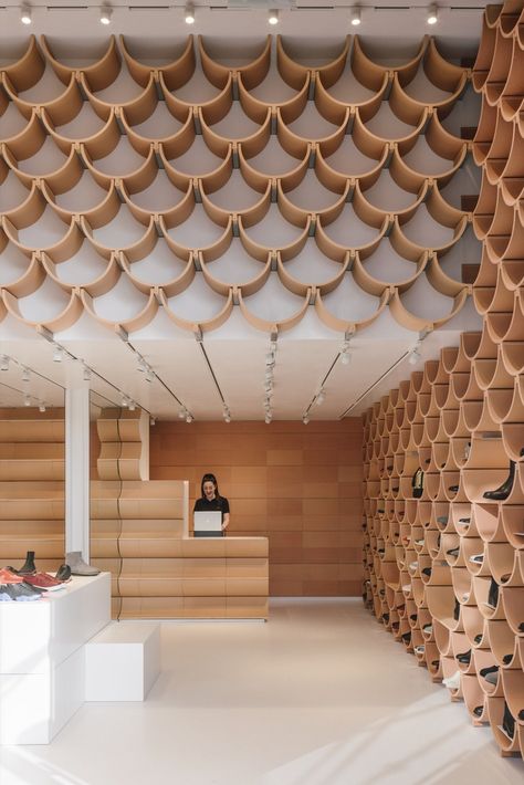 Gallery of Camper Paseo de Gracia / Kengo Kuma & Associates - 15 Interior Cladding, Camper Store, Ceiling Plan, Retail Interior Design, Kengo Kuma, Retail Concepts, Interior Minimalista, Japanese Architect, Roof Tiles