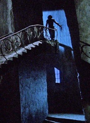 Cool shot from "Edward Scissorhands" -- still one of Tim Burton's best. Tim Burton Personajes, Edward Scissor, Scissor Hands, جوني ديب, Tim Burton Style, Tim Burton Art, Tim Burton Films, Martin Parr, Tim Burton Movie