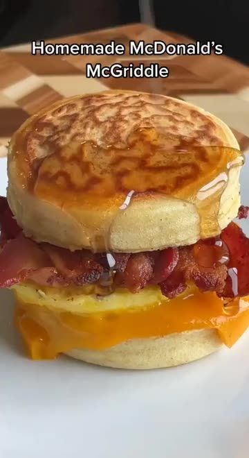 Mcdonalds Recipes, Bacon Egg Cheese, Homemade Bacon, Breakfast Sandwich Recipes, Bawang Bombay, Egg Cheese, Homemade Breakfast, Bacon Egg, Delicious Snacks Recipes