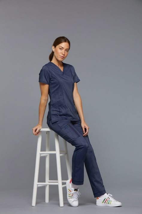 Nurse Pics, Medical Scrubs Fashion, Nurse Photos, College Graduation Photoshoot, Dental Photography, Studio Headshots, Medical Photography, Doctor Outfit, Headshot Poses