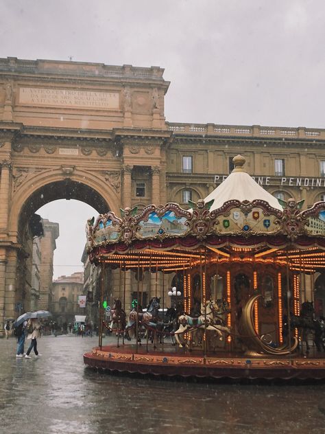 Florence Street Photography, Florence In November, Rain In Italy, Florence Italy Winter Aesthetic, Florence Astethic, Florence Italy Winter, Florence Aesthetic Italy, Florence Core, Italy Rain