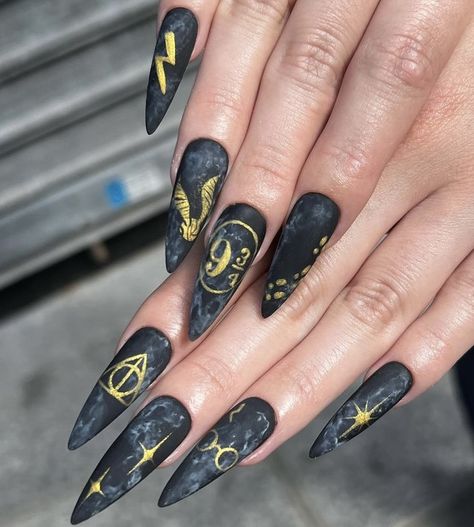 Nails Acrylic Harry Potter, Halloween Harry Potter Nails, Hp Nail Art, Harry Potter Acrylic Nails Gryffindor, Golden Snitch Nails, Hufflepuff Nails Simple, Black Harry Potter Nails, Griffindor Nails Designs, Harry Potter Nails Designs Gryffindor