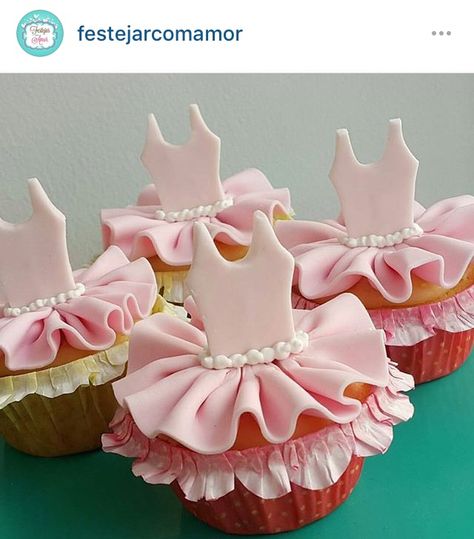 Ballerina Cupcakes Ideas, Ballet Birthday Cakes, Ballet Cupcakes, Ballerina Party Theme, Ballerina Birthday Cake, Ballerina Party Decorations, Baby Shower Food For Girl, Ballet Cakes, Ballerina Cookies