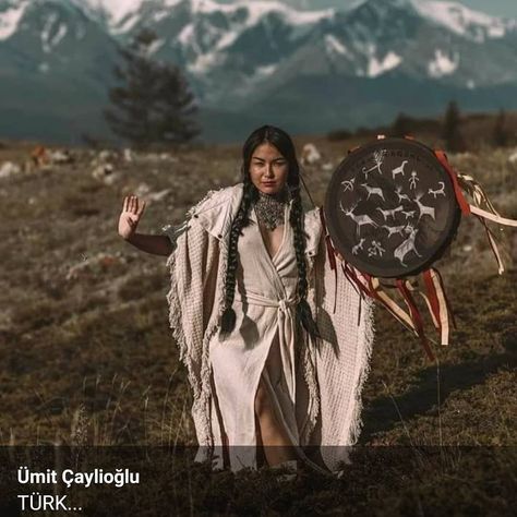 2,938 Me gusta, 11 comentarios - Magic of Pagan❄️ (@magic_of_pagan) en Instagram: "Shamanic practices were and are spread among peoples of Northern Asia #pagan #witchcraft…" Shaman Woman, Native American Woman, Look Boho Chic, Women's Circle, Sacred Feminine, National Dress, American Woman, Environment Concept Art, Native American Art