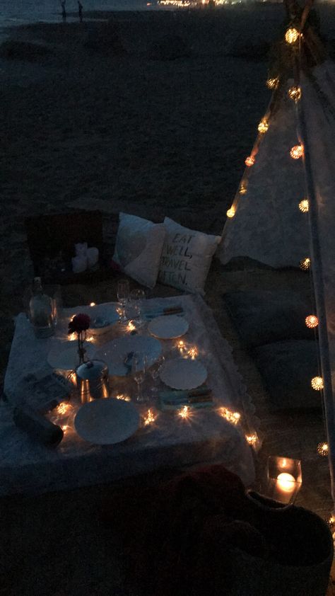 Night Time Picnic Romantic, Nighttime Picnic Date, Beach Side Date Setup Night, Gf Proposal Ideas, Date Night Beach Picnic, Picnic On Beach Romantic, 21st Party Themes, Anniversary Beach Picnic, Dinner Romantic