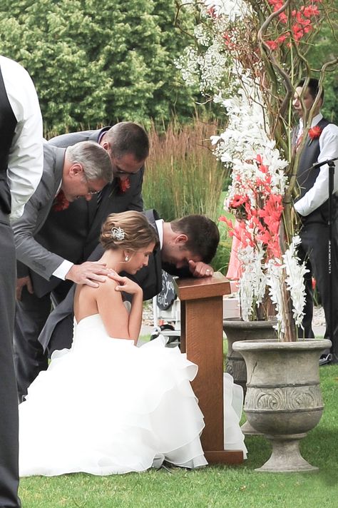 Bride And Groom Praying, Wedding Renewal, Shot List, Inspirational Photos, Amazing Weddings, Wedding Party Photos, Cute Wedding Ideas, Wedding Mood Board, Wedding Mood