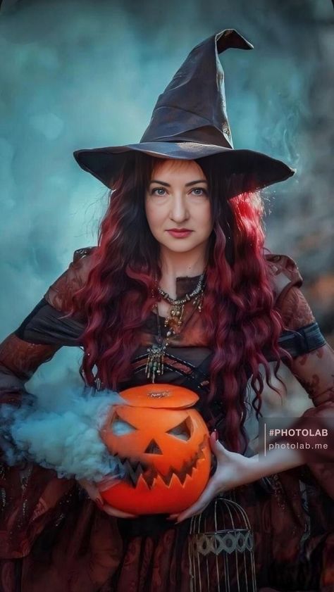 Fotos Halloween, Witch Pictures, Fantasy Witch, Halloween Photography, Beautiful Witch, Poppy Parker Dolls, Witch Fashion, Halloween Gothic, Fantasias Halloween