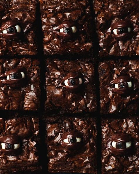 Scary Brownies, Eyeball Brownies, Creepy Cookies, Cookie Halloween, Halloween Brownies, Dessert Halloween, Black Food Coloring, Creepy Eyes, Brownies Chocolate