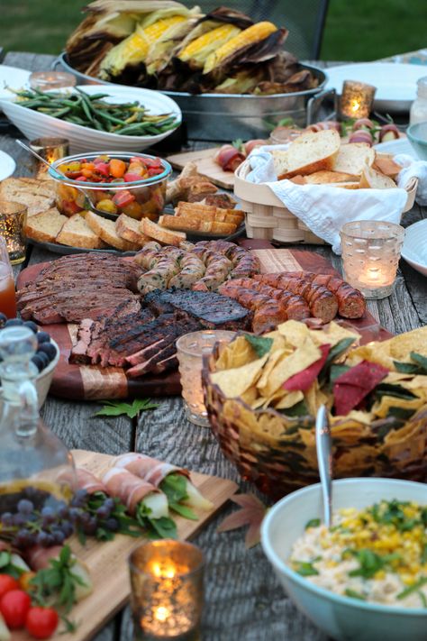 Summer Backyard Dinner with Recipes High End Bbq Party, Outside Summer Dinner Party, Outdoor Summer Party Food Ideas Backyard Bbq, Backyard Cookout Food, Bbq Table Set Up, Backyard Dinner Party Food, Bbq Summer Party Food, Summer Bbq Food Backyard Parties, Boho Bbq Party