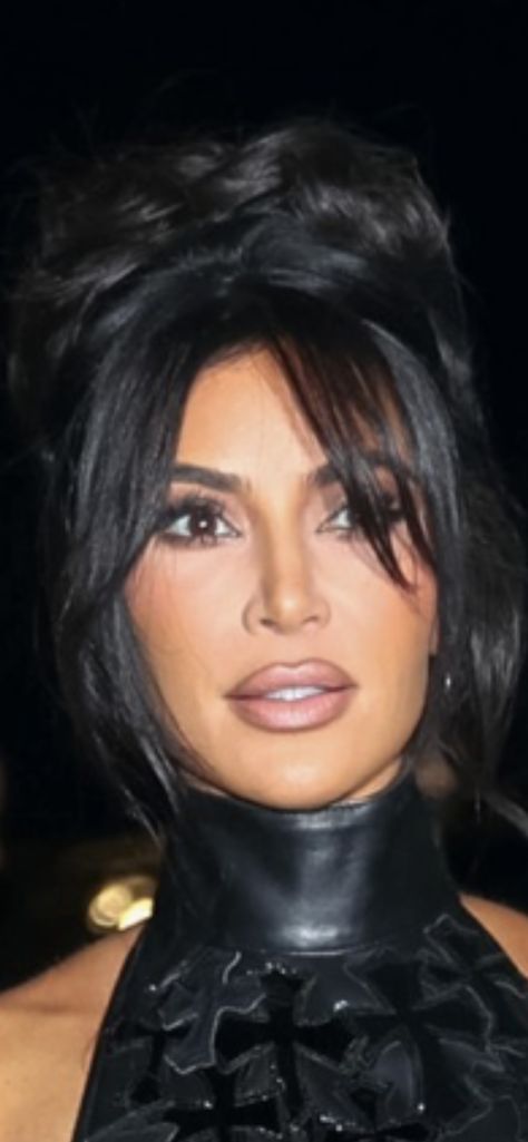 Kim K Bangs 2023, Kim K With Bangs, Long Black Hair With Fringe Bangs, Jlo Bangs Fringes, Kim Kardashian Bangs Fringes, Kim Kardashian Family, Blondie Girl, Kardashian Family, Short Black Hairstyles