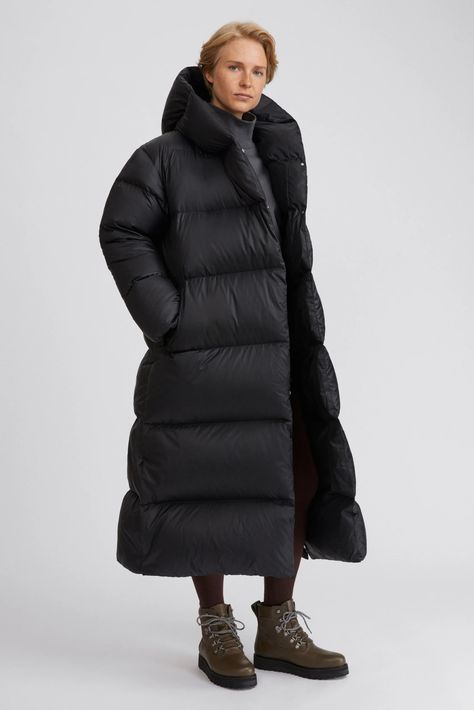 Puffer Coat Outfit, Minimalist Winter, Best Winter Coats, Long Down Coat, Long Puffer Coat, Leather Outerwear, Puffy Coat, Winter Outerwear, Design Clothes