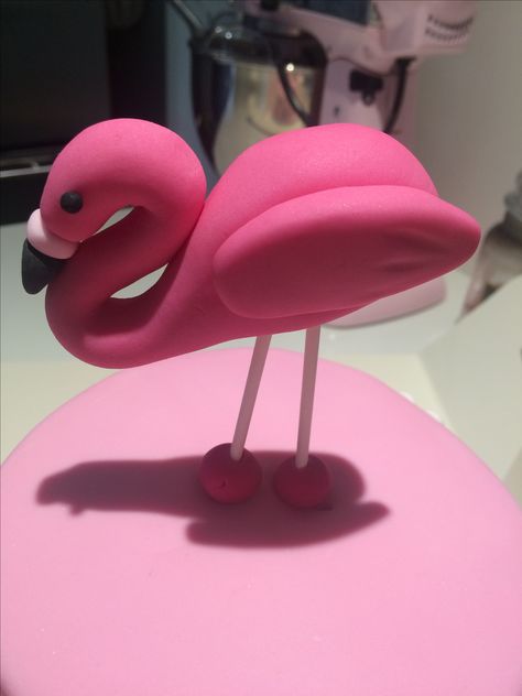 Fondant flamingo! Fondant Flamingo, Flamingo Cakes, Deco Cupcake, Flamingo Cake Topper, Violet Cakes, Pink Flamingo Party, Island Cake, Fondant Recipe, Flamingo Cake