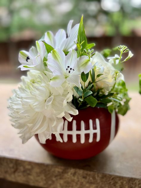 Football Floral Centerpieces, Football Theme Engagement Party, Football Flower Arrangements, Football Centerpiece Ideas, Football Wedding Ideas, Sports Theme Wedding, 49ers Birthday Party, 49ers Birthday, Football Banquet Ideas