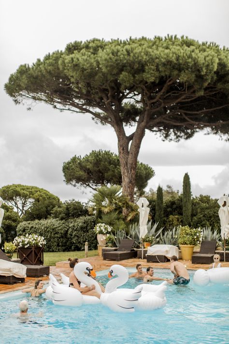 Who knew a pool party in the rain could be so much fun? #wedding #poolparty Pool Party Brunch Ideas, Italian Pool Party, Tuscan Pool, Pool Events, Wedding Pool Party, Mediterranean Wedding, Weekend Mood, Tuscan Wedding, Event Design Inspiration