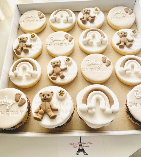 Gender Neutral Baby Shower Cupcakes, Brown Cupcakes, Baby Shower Cupcakes Neutral, Bd Cake, Baby Muffins, Breakable Heart, Gender Reveal Cupcakes, Bear Baby Shower Theme, Baby Shower Deco