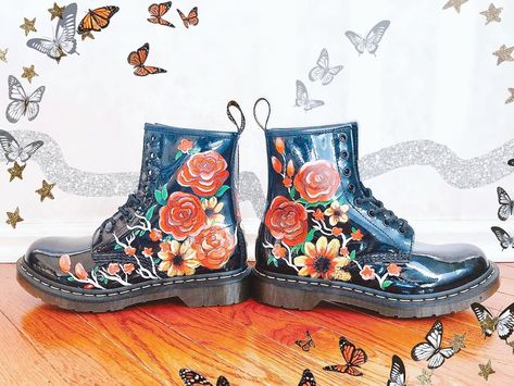 Upcycled Doc Martens, Things To Customize, Artsy Clothes, Funky Boots, Painted Boots, Boots Diy, Painted Shoes Diy, Disney Toms, Painted Clothing