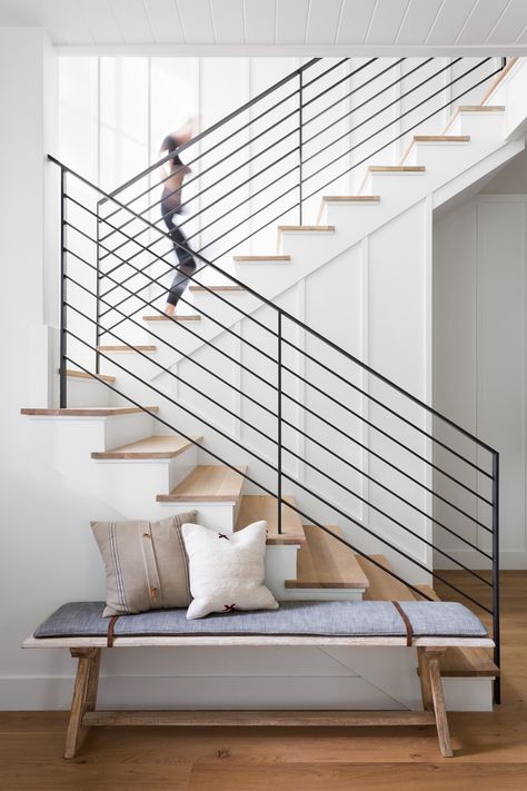 Kate Lester Interiors, Vstupná Hala, Modern Railing, Staircase Railing Design, Stair Railing Design, Staircase Remodel, Home Stairs Design, Staircase Railings, Modern Stairs