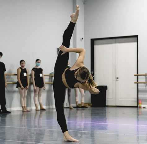 Flexible Dancer, Lyrical Dancers Aesthetic, Dancer Core, Dance Goals, Modern Dance Aesthetic, Performing Aesthetic, Autumn Miller, Dance Convention, Dance Motivation