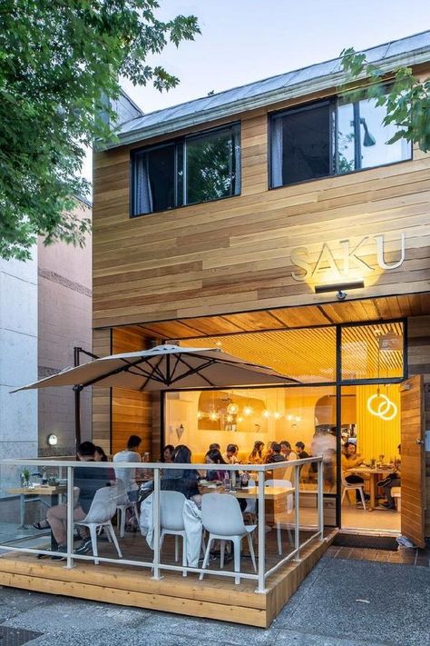 Conheça todas as características de um bistrô e qual a diferença entre esse tipo de estabelecimento e um restaurante tradicional. #oimenu #bistro #cardapio #caracteristicas #diferenca #estabelecimento #restaurante Small Modern Restaurant Design, Small Cafe Design Exterior, Restaurant Exterior Design, Small Restaurant Design, Cafe Exterior, Modern Coffee Shop, Modern Restaurant Design, Outdoor Restaurant Design, Restaurant Exterior