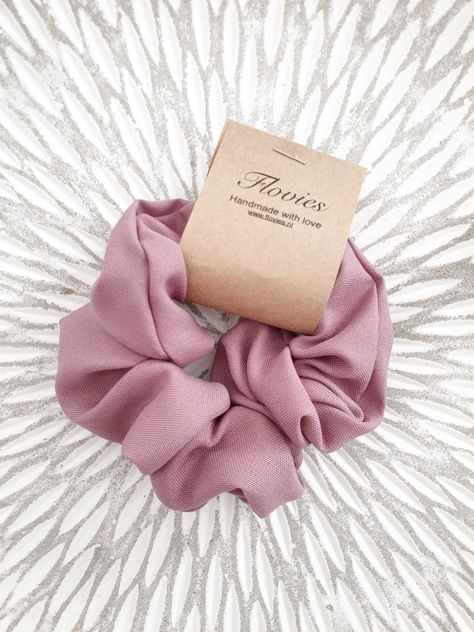 Scrunchie Packaging Ideas, Scrunchies Diy Measurements, Scrunchie Packaging, Hair Accessories Packaging, Diy Hair Tie, Jewelry Packaging Diy, Accessories Packaging, Sewing Jeans, Hair Tie Accessories