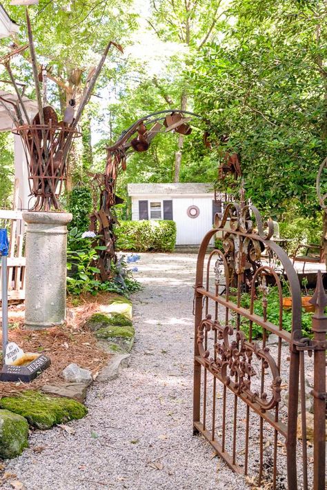 A Gardening-Centered Design Scheme Bed Plants, Georgia Garden, Charleston Gardens, Nantucket Massachusetts, Southern Garden, Crape Myrtle, Most Beautiful Gardens, Planter Ideas, Brick Patios