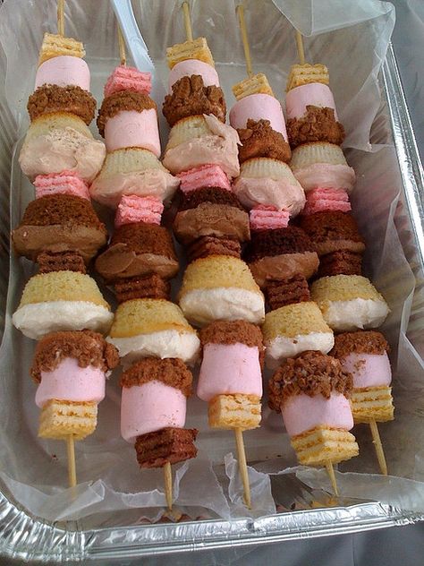 Cupcake kebabs! by Rachel from Cupcakes Take the Cake, via Flickr Dessert Kabobs, Food On A Stick, Fresh Fruit Recipes, On A Stick, Fun Foods, Kebabs, Kids Party Ideas, Cupcake Ideas, Party Food Ideas