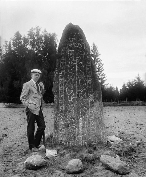 The imposing Viking runestones which dot the Swedish countryside Swedish Countryside, Art Viking, Rune Viking, Standing Stones, Father Images, Rune Stones, Viking Culture, Standing Stone, Old Norse