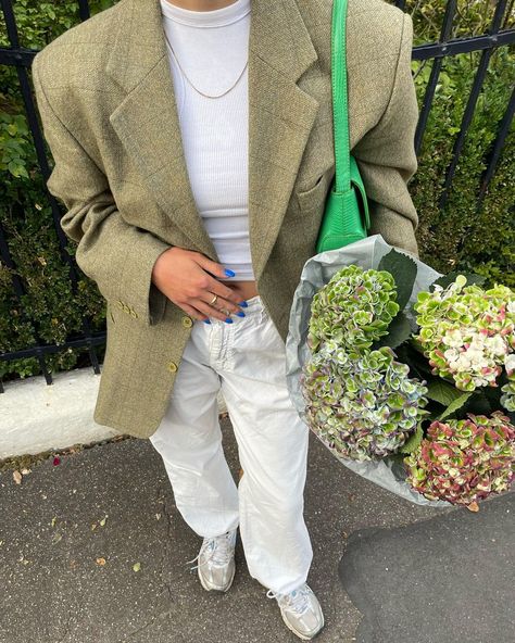 Lara on Instagram: “some outfit inspo 🍊🍊 #ootdinspo #outfitdetails #falloutfits” White Sneakers Outfit Fall, Sneakers Outfit Fall, Sneaker Outfit Fall, White Sneakers Outfit, Outfit 2023, White Jeans Outfit, Urban Outfitters Clothes, Green Blazer, Rachel Green