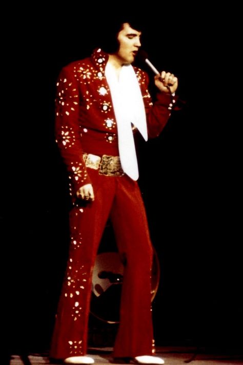 ELVIS ON STAGE IN THE RED PINWHEEL SUIT IN 1972 Elvis Christmas, Elvis Presley Concerts, Elvis Jumpsuits, Linda Thompson, Elvis In Concert, Elvis Presley Pictures, Burning Love, Elvis Presley Photos, Priscilla Presley