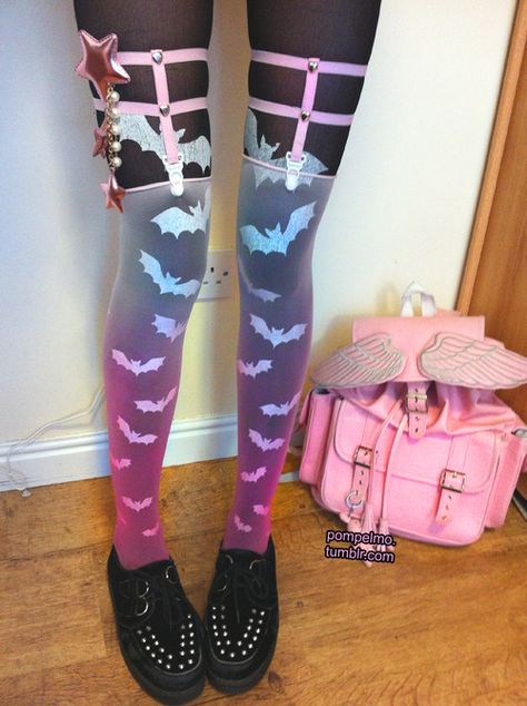 Pastel goth fashion Pastel Goth Leggings, Goth Leggings, Grunge Pastel, Pastel Punk, Pastel Goth Outfits, Goth Outfit, Pastel Goth Fashion, Rocker Chic