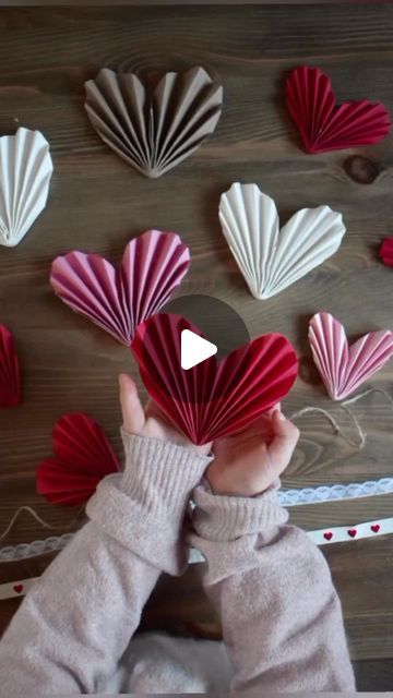 Heart Construction Paper Craft, Easy Diy With Paper, Birthday Decoration Ideas With Paper, Paper Heart Ideas, Craft Paper Decoration Ideas, Diy Paper Wedding Decorations, Heart Crafts For Kids Preschool, Heart Making With Paper, Craft Heart Ideas