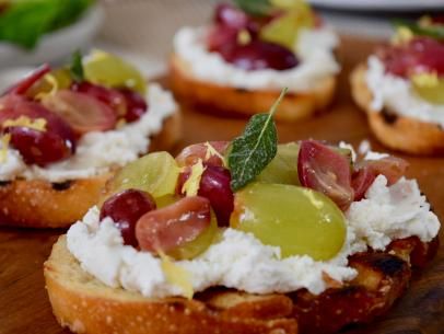 Goat Cheese Bruschetta, Cheese Bruschetta, Grapes And Cheese, Goat Cheese Crostini, Perfect Dinner Party, Hot Bread, Ricotta Recipes, Bruschetta Recipe, Grape Salad