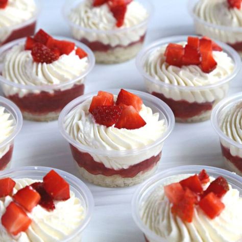 Strawberry Shortcake Dessert Cups - Cake Me Home Tonight Mini Deserts Aesthetic, Small Strawberry Desserts, Best Meeting Snacks, Easy Lunch Desserts, Party Table Decorations Simple, Strawberry Shortcake Dessert Cups, Bbq Dessert Ideas, Thanksgiving Contest, Cake Parfait