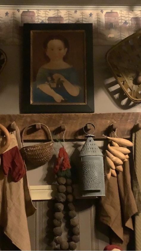 Primitive Peg Rack Decor, Cottage Ceramics, Primitive Bedroom Decor, Tavern Decor, Rustic Rooms, Primitive Fall Crafts, Primitive Home Decorating, Primitive Shelves, Primitive Decor Ideas