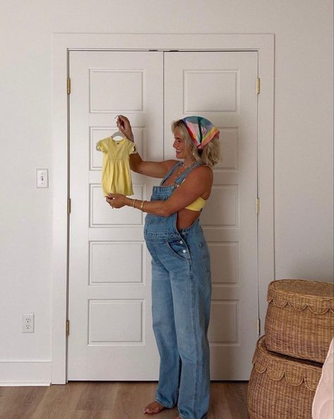 Bump Instagram Pictures, Realistic Maternity Photos, Cute New Mom Outfits, Street Maternity Style, Rachel Green Maternity Outfits, Bohemian Maternity Outfits, Summer Maternity Outfits 2024, Feminine Pregnancy Outfits, Overalls Maternity Outfit