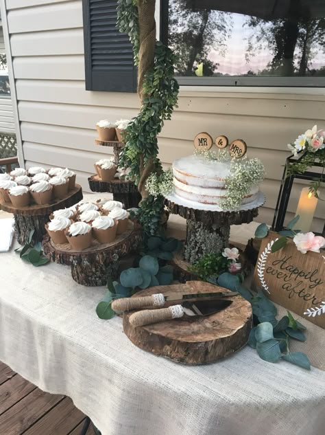 Buffet Setup Wedding, Outdoor Wedding Cake Table Ideas, Wedding Table Decor With Wood Slices, Rustic Wedding Food Table Decor, Wedding Cake Wood Stand, Food Table Ideas Wedding, Rustic Style Wedding Decorations, Wedding Shower Ideas Rustic, Wedding Decor Simple Outdoor