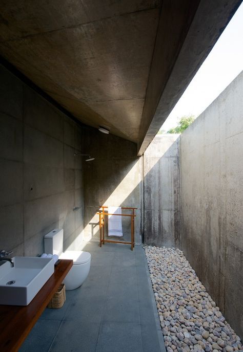 Outdoor Toilet And Shower Ideas, Open Toilet, Open Bathroom, Open Showers, Armani Hotel, Outdoor Toilet, Small Apartment Kitchen, Outdoor Bathrooms, Small Living Room Decor