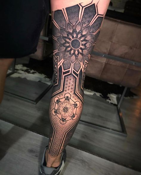 ➕ ➕ Tattoo Artis Geometric Tattoo Leg, Geometric Sleeve Tattoo, Muster Tattoos, Geometry Tattoo, Geometric Tattoo Design, Tattoos Geometric, Irezumi Tattoos, Leg Tattoo Men, Leg Sleeve Tattoo