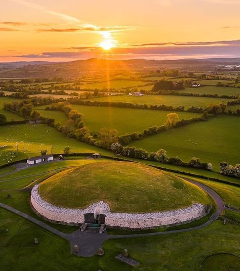 Newgrange Ireland, Ireland People, Backpacking Ireland, Ireland Culture, Ireland Aesthetic, Ireland Hotels, Ireland Weather, Ireland Beach, Places In England