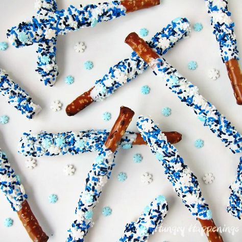 Dip pretzels into white chocolate, snowflake candy, and sprinkles to make festive Snowflake Pretzel Pops for your Disney Frozen Party. White Chocolate Christmas, Pretzel Pops, Christmas Pretzels, White Chocolate Pretzels, Snowflake Party, Disney Frozen Party, Winter Treats, Edible Crafts, Chocolate Christmas