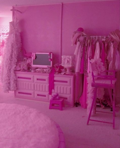 kids bedroom decor ideas barbie room Diy Princess Room, Kids Bedroom Decor Ideas, Barbie Room Decor, Juice Couture, Barbie Room, Barbie Core, Pink Room Decor, Pink Bedrooms, Barbie Dream House