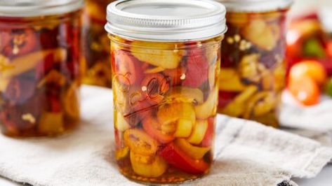 Canned Pickled Peppers Hot Pickled Peppers Canning Recipes, Canned Serrano Peppers, Pickled Sweet Banana Peppers Recipe Canning, Canning Seranno Peppers, Canning Anehiem Peppers, Pickled Pepper Recipe, Pickled Hot Peppers, Canning Salt, Types Of Peppers