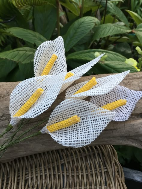 Handmade Cala Lilly. Jute Cloth Craft, Colours For Wedding, Cala Lilly, Hessian Flowers, Burlap Crafts Diy, Cloth Craft, Material Flowers, Jute Crafts, Rope Crafts Diy