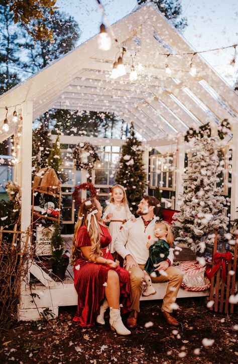 Country Santa Photoshoot, Family Christmas Pictures 2023, Traditional Christmas Photoshoot, Snowball Photoshoot, Greenhouse Christmas Minis, Family Christmas Pictures Outfits Outdoor, Holiday Outdoor Photoshoot, Front Porch Christmas Photo Shoot, Holiday Photoshoot Family Outdoor